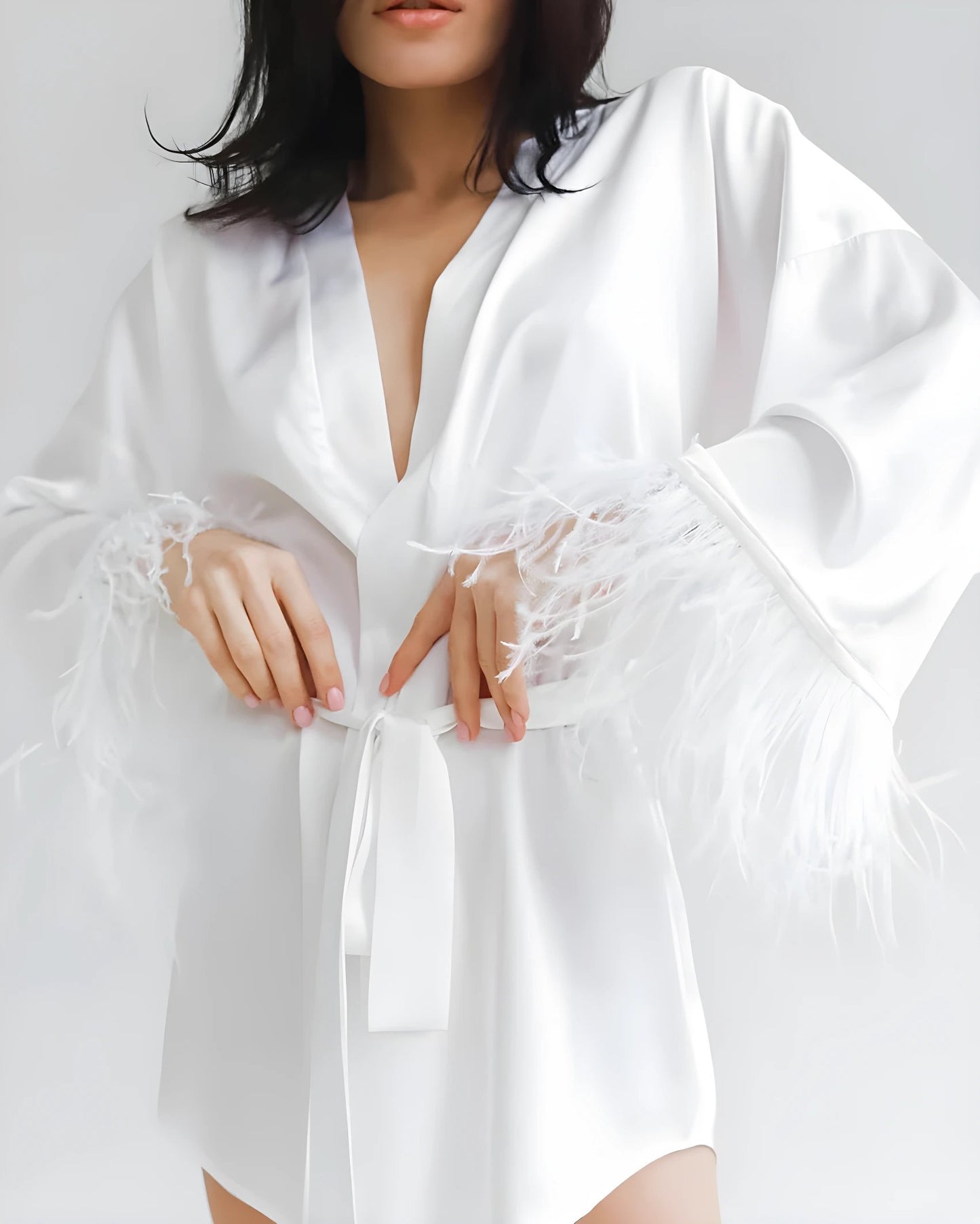 Robe de mariée blanche en satin avec manches longues et plumes