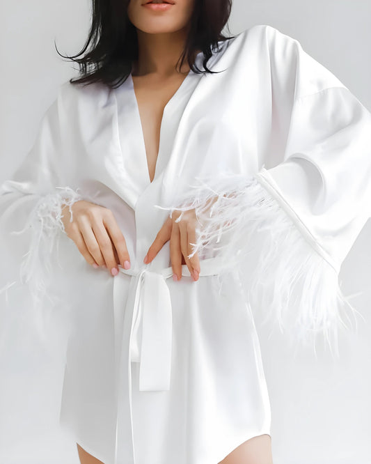 Robe de mariée blanche en satin avec manches longues et plumes