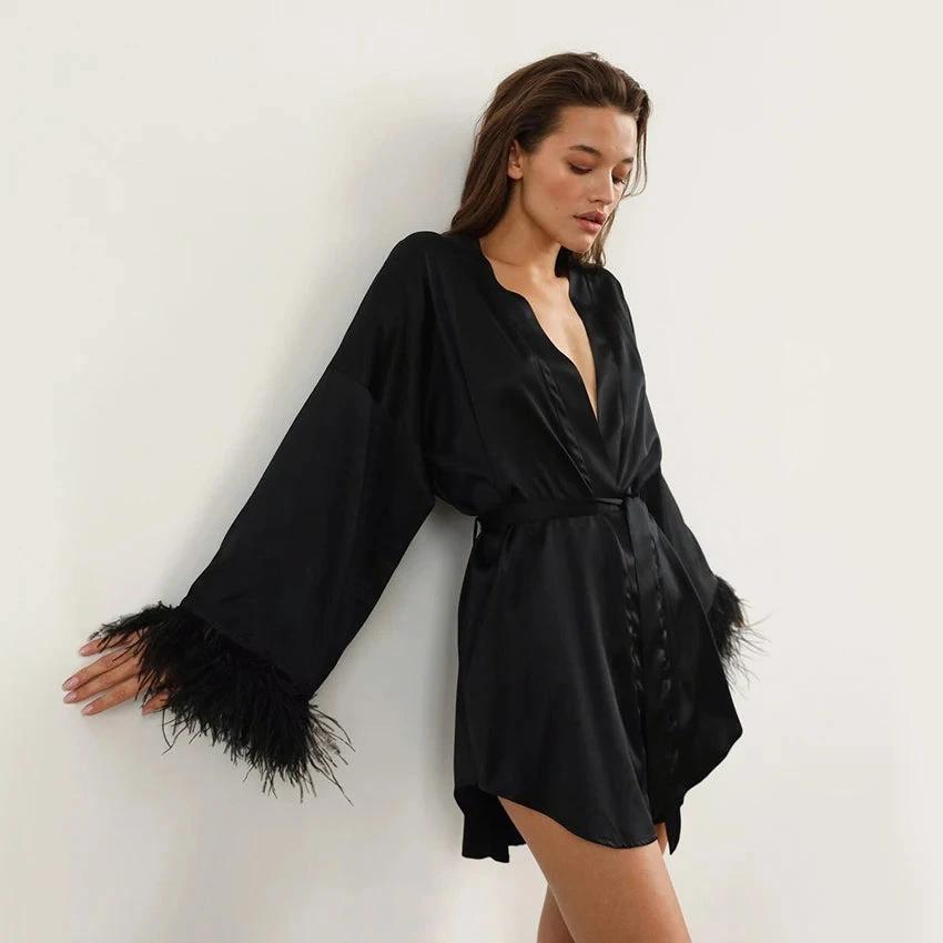 Robe de chambre courte en satin noir avec manches longues et plumes